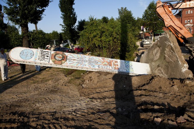 «Под „Штыковую атаку”»: в Гусеве снесли памятные стелы героям войн (фото)