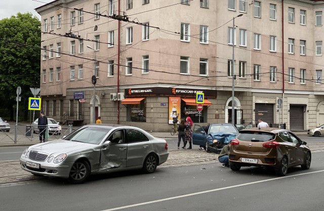 На проспекте Мира в Калининграде столкнулись три автомобиля