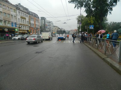 В Калининграде водитель троллейбуса сбил подростка на переходе