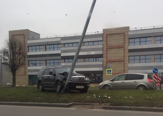 На Московском проспекте в Калининграде «Линкольн» въехал в столб на разделительном газоне