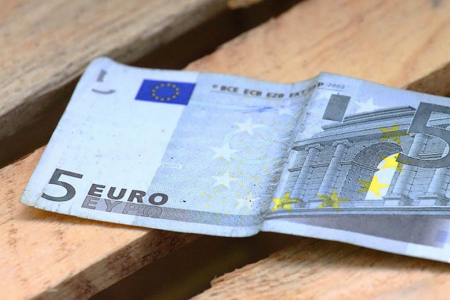 Курс евро упал на 38 копеек