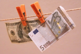 За день доллар и евро прибавили почти по рублю