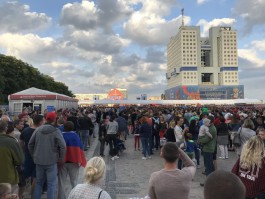 На входе в фан-зону в Калининграде скопилась огромная очередь перед матчем Россия — Египет