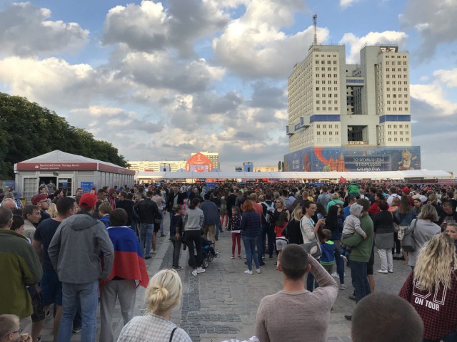 На входе в фан-зону в Калининграде скопилась огромная очередь перед матчем Россия — Египет