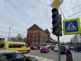 Из-за неработающего светофора на перекрёстке Черняховского — Пролетарской возник коллапс 