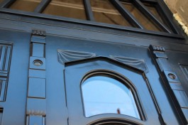 В доме 1908 года на улице Луначарского в Советске установили новые двери с фрамугой