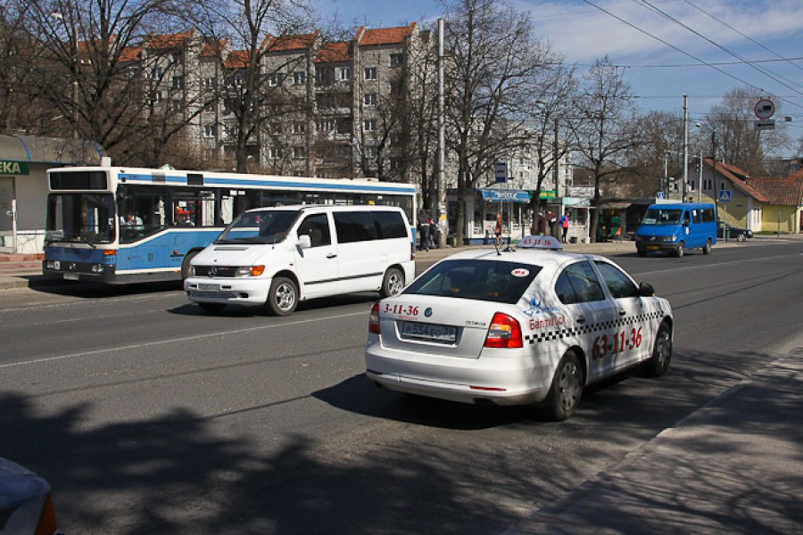 На проспекте Победы в Калининграде мусоровоз врезался в «Тойоту»: образовалась пробка