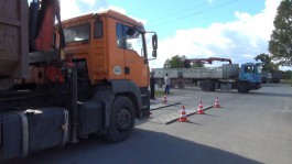 За два дня инспекторы ГИБДД задержали в Калининградской области более 20 грузовиков с перевесом (фото)
