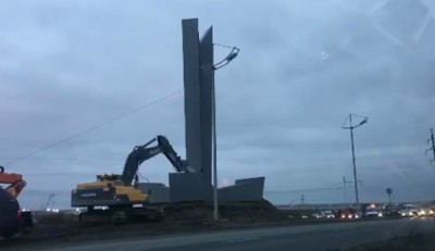 На улице Невского в Калининграде обрушили стелу с названием города (видео)