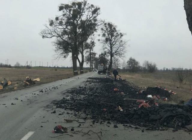 В Гурьевском округе грузовик рассыпал кучу угля на дороге