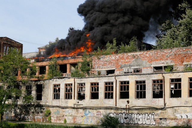 Судебные приставы опечатали здания на Нижнем озере в Калининграде, где произошёл пожар