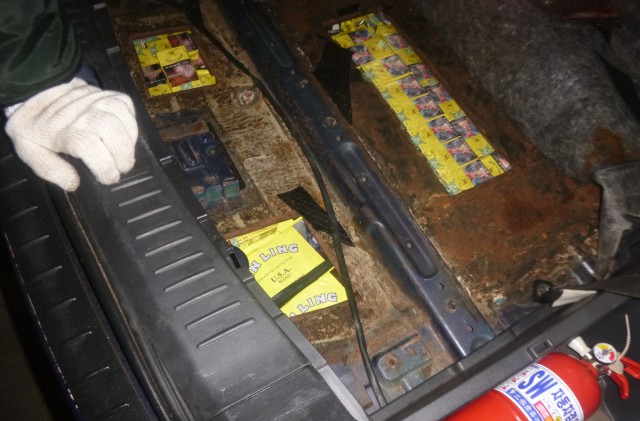 Калининградец пытался вывезти в Литву 1,5 тысячи пачек сигарет в тайниках автомобиля
