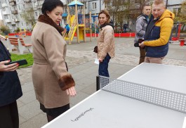 «Радует, что плитку кладём не в декабре»: в Калининграде завершается программа по ремонту дворов (фото)
